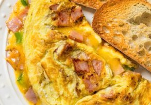 Na weekendowe śniadanie serwuję słynny amerykański omlet. Bije na głowę zwykłą jajecznicę