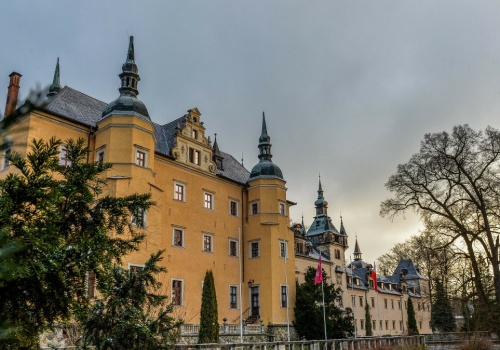 Drugie życie starych rezydencji. Zamki i pałace zapraszają na relaks i noclegi