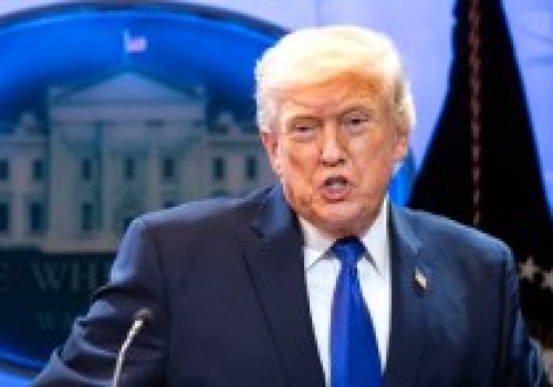 Trump grzmi i składa podpis. 