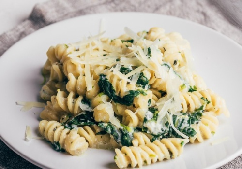 Najbardziej komfortowe jedzenie według Mateusza Gesslera, czyli kremowy makaron w sosie szpinakowym z fetą
