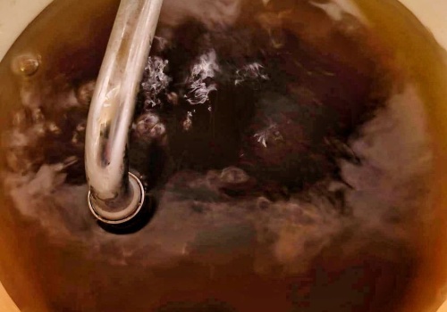 Woda jak smoła prosto z kranu