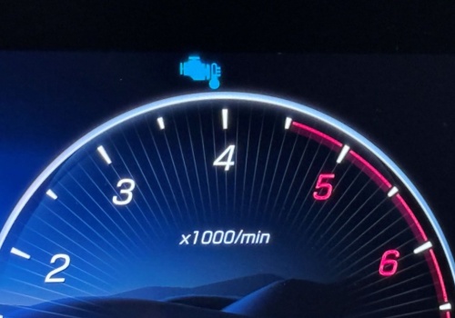 Niebieska kontrolka silnika świeci się dłużej niż zwykle. To może oznaczać kłopot