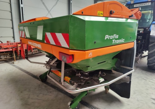 Jaki rozsiewacz do nawozów wybrać na 50-100 hektarów?