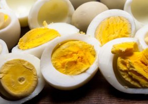 Wielu boi się je wbić na patelnię. A jajecznica wychodzi z nich kremowa jak marzenie