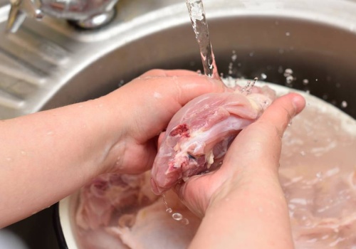 Czy surowe mięso trzeba myć? Nadal większość z nas popełnia błąd