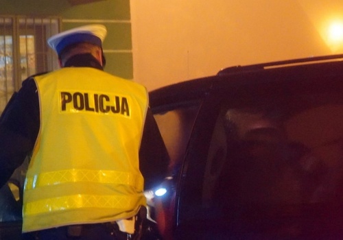 Niebezpieczna sytuacja na drodze. Ochroniarz sklepu powstrzymał kierującą