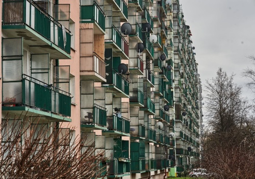 Dzieci sąsiadów biegają i hałasują. 