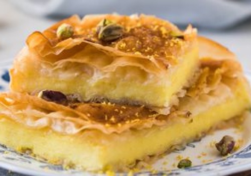 Greckie ciasto ocieka słodyczą. Kremową masę można wyjadać łyżkami