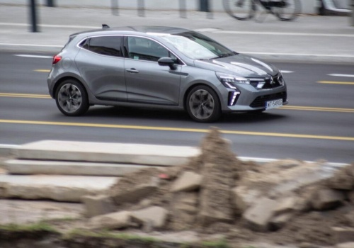 Nowy raport: Renault Clio liderem zysków wśród używanych aut, SUV Peugeot 3008 w czołówce. Hatchbacki wracają do gry