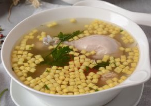 Żaden makaron i kluseczki. Do rosołu dorzucam serowe chrupki