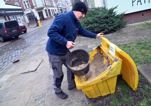 IMGW ostrzega przed marznącymi opadami w znacznej części kraju oraz roztopami