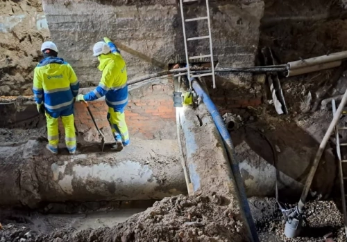 Magistrala na Traugutta pękła od spodu. Dziura ma 3 metry!