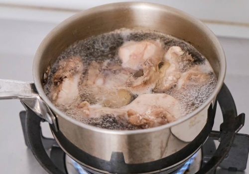 Wyrzucasz kości z kurczaka do odpadów bio? To nagminny błąd