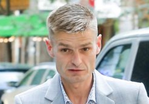 Tomasz Komenda zostawił po sobie miliony i TRZY MIESZKANIA. Nie zapisał ich dla syna. Rodzina walczyła o majątek w sądzie