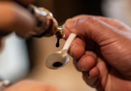 Włoszki piją naparstek tego płynu przed obiadem. Trzyma cukier w ryzach i reguluje trawienie