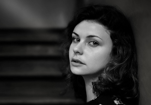 Stres a Twój okres: W jaki sposób kortyzol zaburza równowagę hormonalną