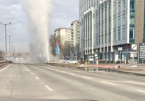 Gejzer przy Opolskiej. Potężny słup wody wystrzelił na wysokość budynków