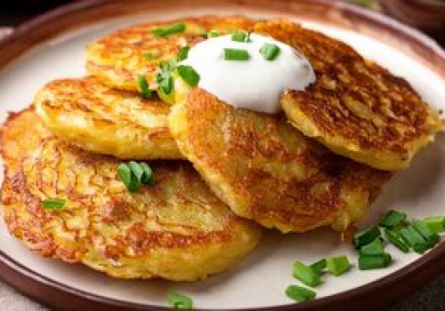 Przestań dodawać mąkę i jajka do placków ziemniaczanych. O sukcesie decyduje inny składnik