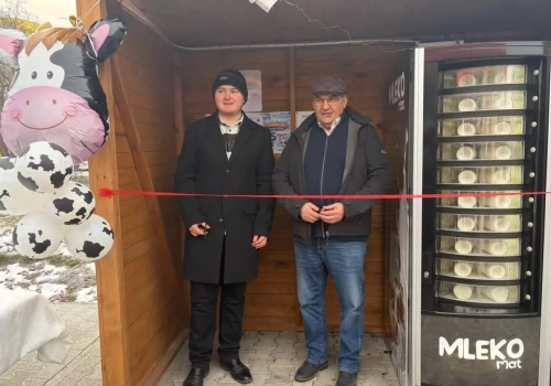 Rolnik postawił drugi mlekomat po 3 tygodniach. Mleko po 7,50 zł znika w kilka godzin