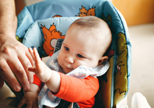 Lekarz podał 5 błędów, którymi rodzice nieświadomie krzywdzą dzieci. Uwaga na zmuszanie do jedzenia