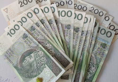 Prawie 3 tys. zł znalezione na chodniku. Ten mężczyzna zrobił coś, czego mało kto by się spodziewał!