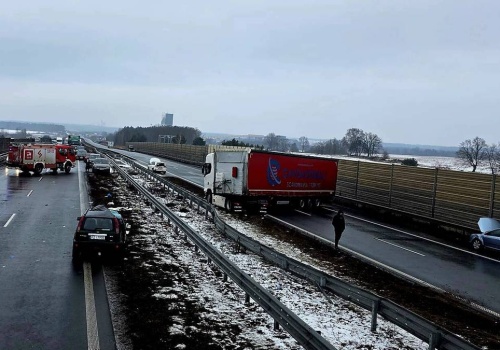 Karambol na S3. Zderzenie kilku aut, poszkodowanych 11 osób