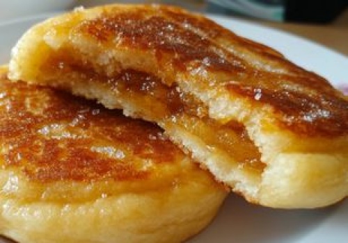 Ten placek w środku skrywa słodziutkie nadzienie. Koreański klasyk, który z łatwością przygotujesz w domu