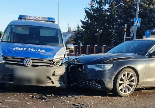 Zderzenie samochodu osobowego z radiowozem na skrzyżowaniu w Chełmie