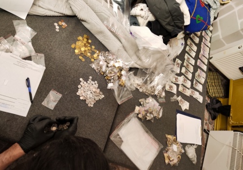 Nawet 20 lat więzienia za „biznes” pod marketami. Zarabiał fortunę w 10 miastach Mazur