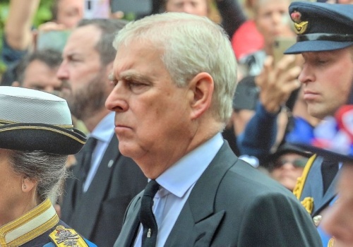 Mountbatten-Windsor wciąż może zostać królem. Rząd w Londynie ma już plan