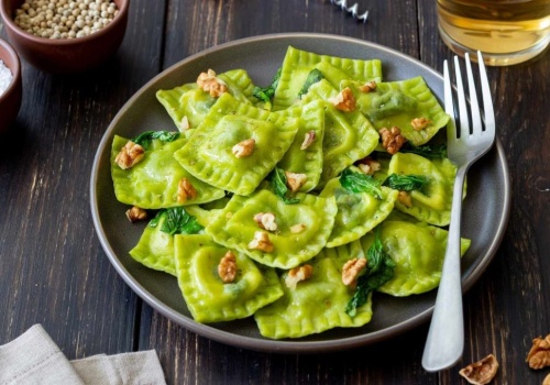 Zielone ravioli, które pachną jak włoska restauracja. Ten farsz robi całą różnicę