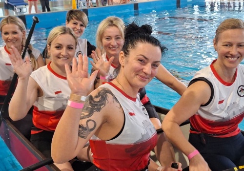 Liczy się, kto kogo przepchnie! Smocze łodzie ścigają się na basenie w Świeciu