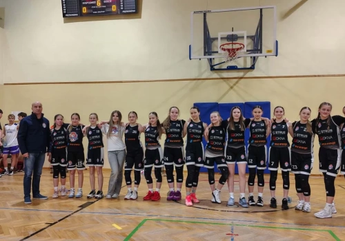 Kolejne wysokie zwycięstwo i awans do najkepszrj szóstki koszykarek U14K