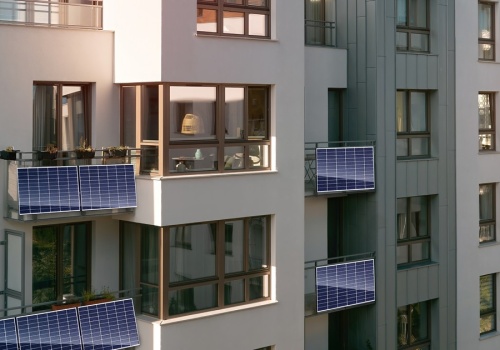 Panele fotowoltaiczne na balkonie. Tyle możesz zaoszczędzić