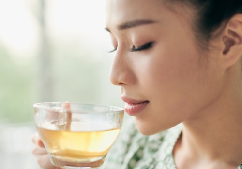 Herbata zbożowa to ulubiony napój Japończyków. Nawadnia i koi jelita