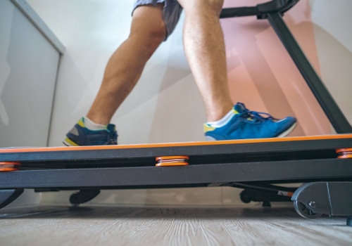Ból kręgosłupa a praca siedząca – jak bieżnia do chodzenia ratuje Twoje plecy?