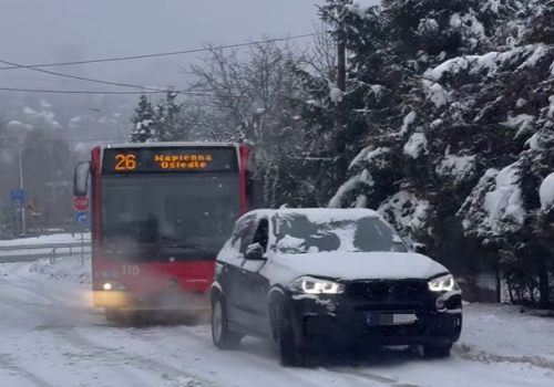 BMW próbuje ratować autobus MZK, który nie był w stanie podjechać. To już nawet nie jest śmieszne
