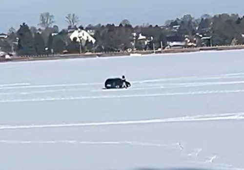 Driftował na zalewie. Przyjechała policja, karetka i straż pożarna