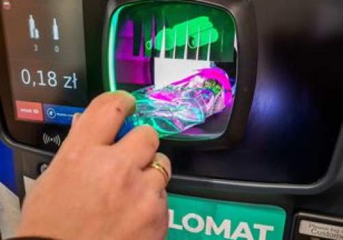 Przyniósł 611 butelek i puszek do Auchan. Tyle zarobił rekordzista