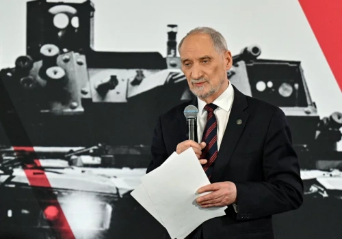 Macierewicz: Tylu żołnierzy USA Trump proponuje Polsce. Tusk milczy