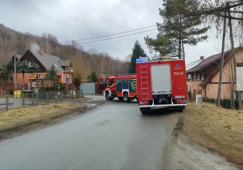 Interwencja strażaków w Zachełmiu. Ogień pojawił się w stropie budynku.