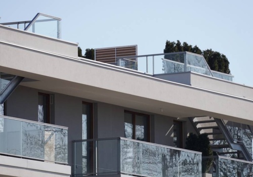 Dlaczego bogaci ludzie nie zasłaniają okien? Ciekawy trend u zamożnych