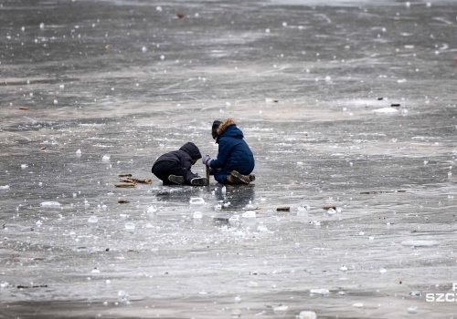 Policja ostrzega: lód jest coraz cieńszy