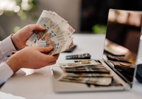 Dlaczego Polacy nie chcą inwestować? Ekspert mówi, co 