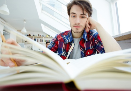 Czy opłaca się studiować? Absolwent dostaje średnio 5900 zł