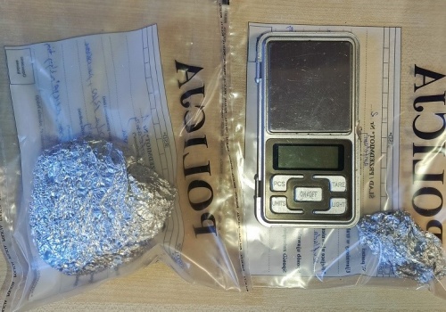 Jechał rowerem, wiózł narkotyki. W jego mieszkaniach policjanci znaleźli cały magazyn