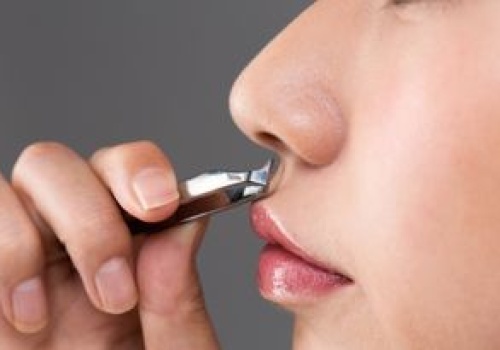 Wyrywasz włoski z nosa pęsetą? Oto czym to grozi