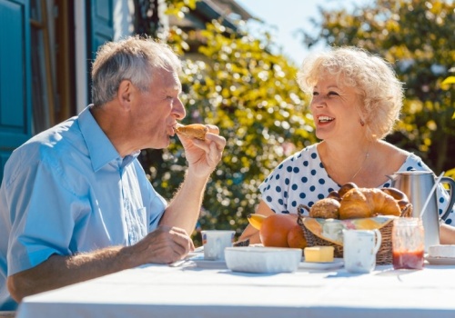 Włosi i Grecy jedzą regularnie i są długowieczni. Polscy seniorzy też powinni
