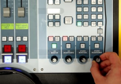 AI nielegalnie kopiuje głosy. Ty też możesz usłyszeć swój w reklamie szamba