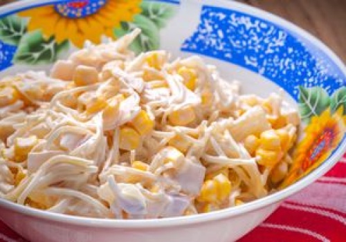 W latach 90. była hitem rodzinnych uroczystości. Może śmiało konkurować nawet z sałatką jarzynową